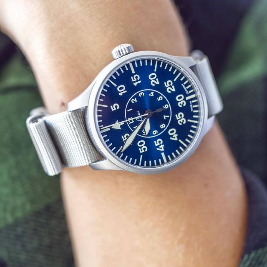 PILOT WATCHES BASIC - MODEL AACHEN BLAUE STUNDE

This model has a blue dial with sun ray pattern and arabic numbers and indexes with luminous material Superluminova C3. Its grey one piece nylon strap perfectly fits the stainless steel case.

laco1925 #lacowatch #laco1925 #mylacotime #laco  #madeingermany #pilotwatch #fliegeruhr #pilot #uhren #pilotuhr #pilotlife #germanmade #watchesofinstagram #watchesoftheday #lacopilot #aviatorwatch #dailywatch #watchgeek #timepiece #watchlover #watches #watchfam #watchcollection