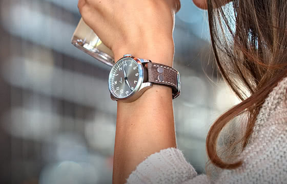 Limited Edition-neu in Taupe