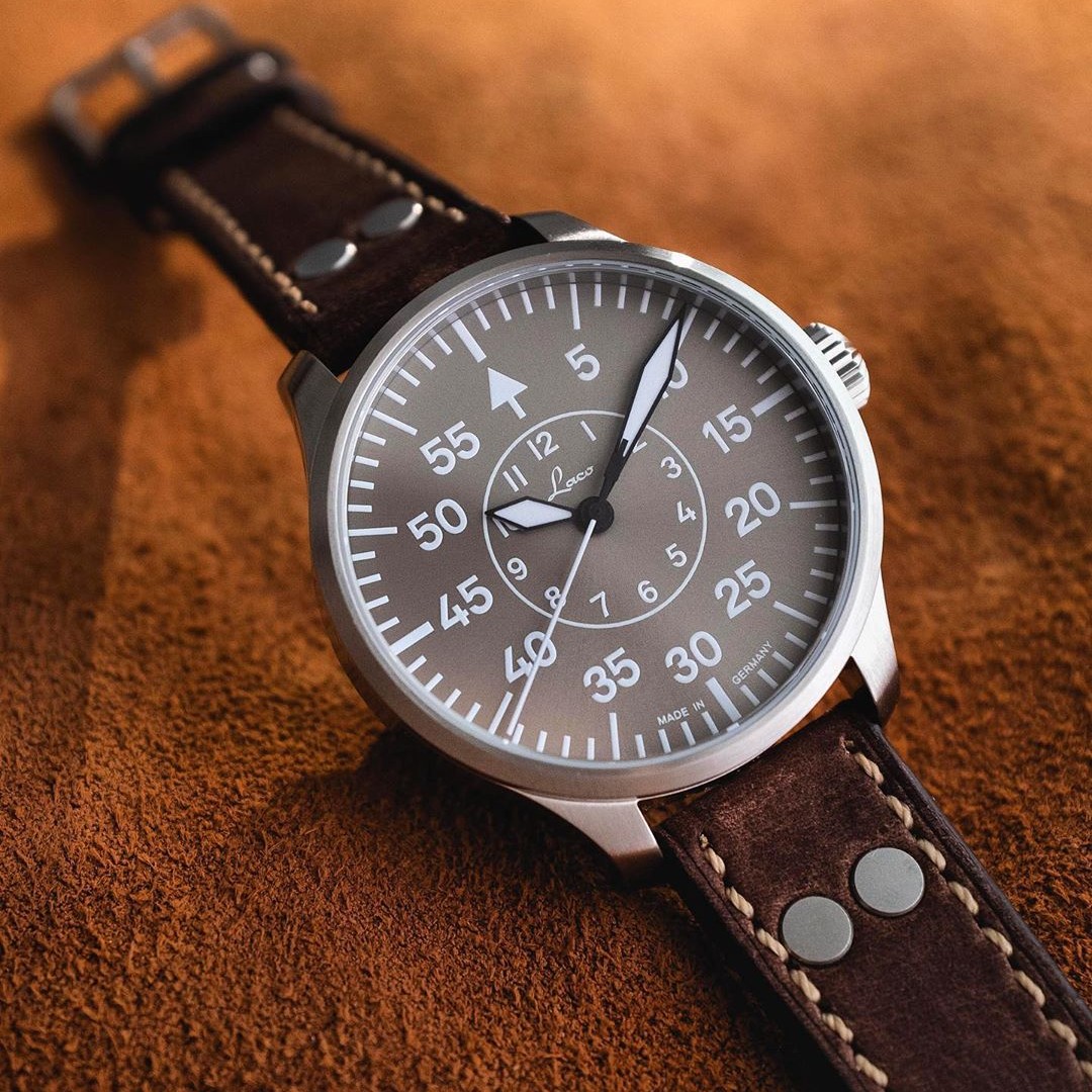 500 shades of Aachen Taupe
.
That is the total number that will be produced by Laco, which is very limited considering how well the popular Aachen model wears this limited edition colour
.
The taupe-coloured dial is elegantly staged by the sunburst finish and lends the watch its unmistakable sporty-elegant character. Numerals, indices and hands stand out perfectly by day in brilliant white and by night thanks to Superluminova C1 with Blue Line, thus ensuring perfect legibility in keeping with the watch’s historic model B aesthetic
.
On the back, a sapphire crystal back provides a view of the Laco 21 automatic calibre, which is based on the Miyota 821A but with a hack second function. Made in Germany, with the serial number of the Limited Edition engraved on the case back.
.
