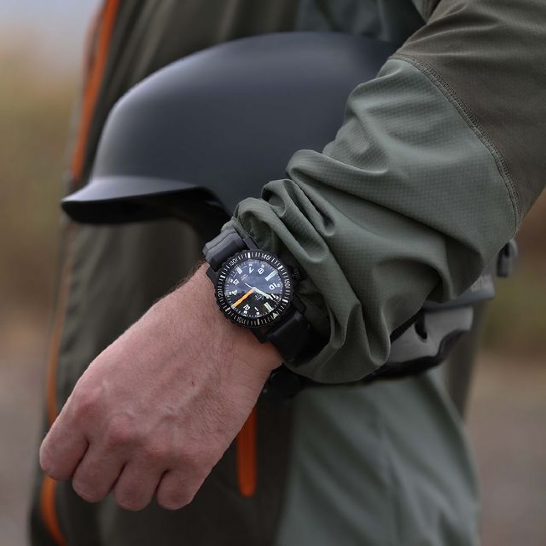 SQUAD WATCHES - MODEL SEVEN SEAS

The squad watch seven seas has three hands and the minute hand is in a bright orange, so that it is clearly visible. Including the bracelet, the watch weighs 175 grams
To avoid dust or water damage, a water- and dustproof case is included. 

laco1925 #lacowatch #laco1925 #mylacotime #laco #madeingermany #uhren #germanmade #wristshot #watchesoftheday #dailywatch #watchgeek #timepiece #watchlover #watches #watchfam #watchcollection #ootd #potd #lookbook #squad #sports #outdooractivity #outdoor #einsatz #action #fit