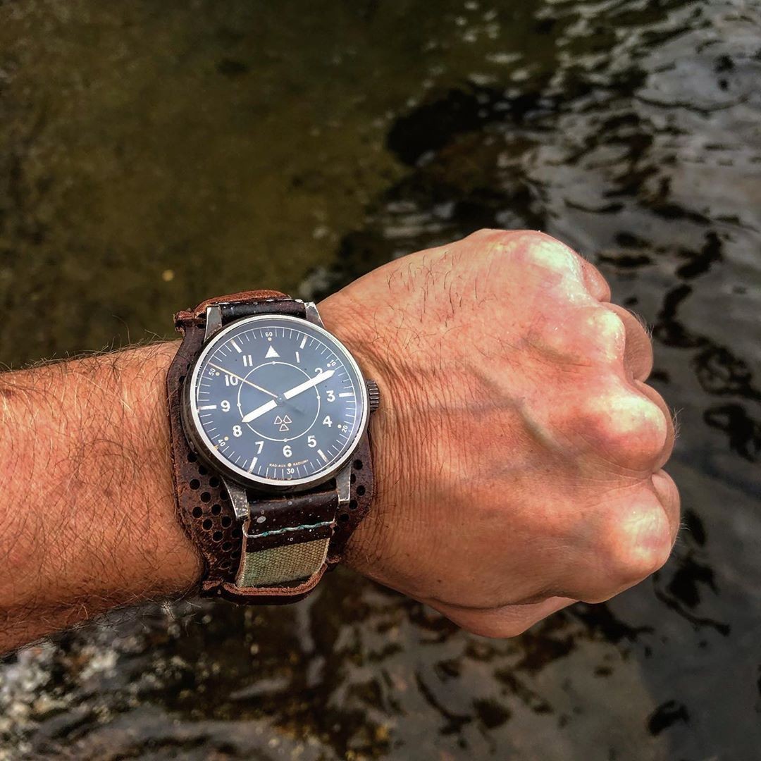 The retro inspired @laco1925 Auxiliary Observer #fliegerwatch on a dreary northern #militarywatchmonday.
_________________________________________
#laco1925 #lacoauxiliaryobserver #lacowatch #lacowatches #lacoflieger #flieger #militarywatch #militarywatches #outdoorwatchshot #watchphoto #watchphotography #pilotwatch #pilotwatches #pilotswatch #pilotswatches #watchesofinstagram #watchaddict #watchcollector #watchlover #watchfam #wornandwound #hodinkee #watchuseek #watchoftheday #wotd #horology #lookwhosticking 