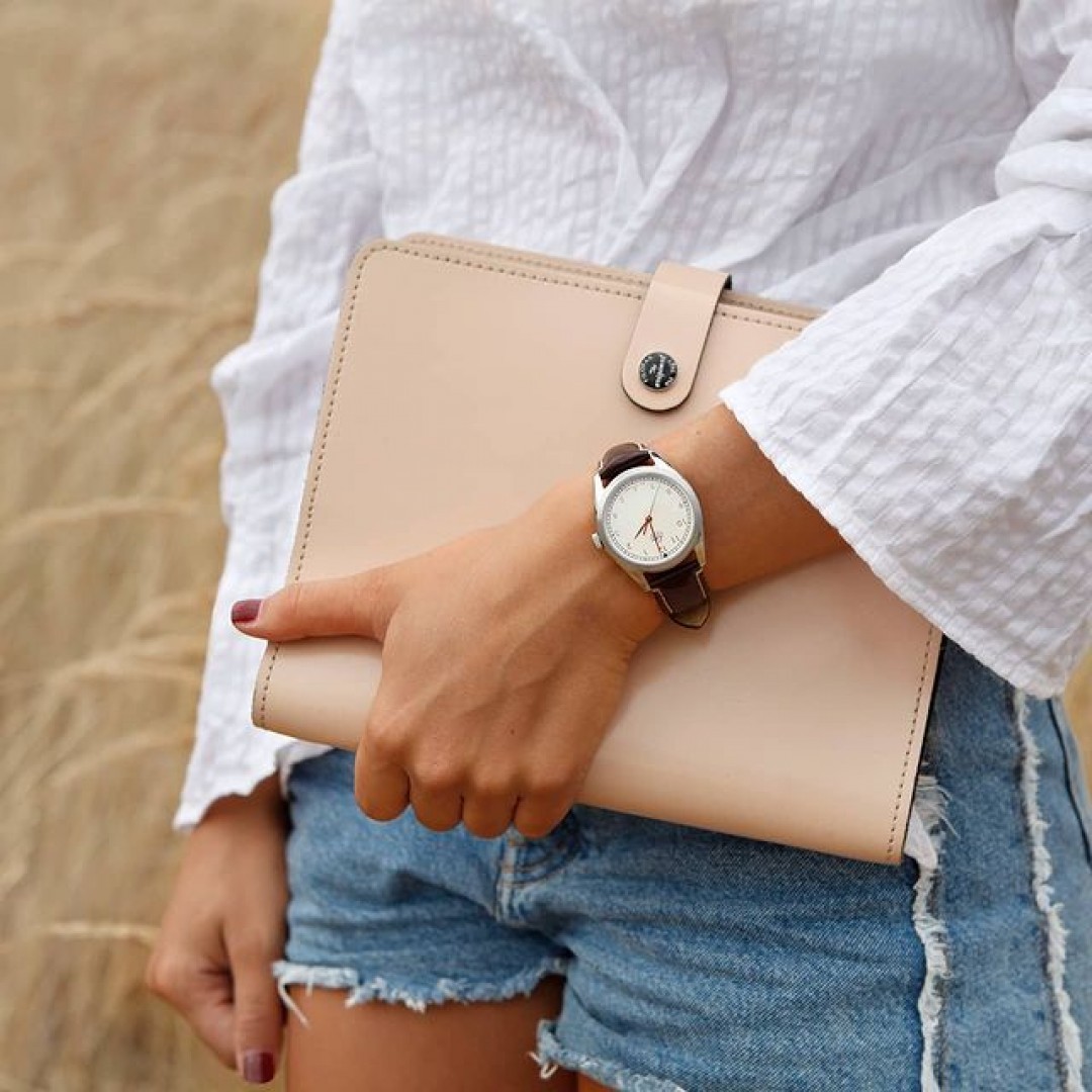 LACO VINTAGE – MODEL VANCOUVER

This piece in vintage look runs with the Automatic movement Laco 24 and has a creamy dial with arabic figures and hands in rosegold. The brown leather strap with white stitching completes the look.

laco1925 #laco #mylacotime #laco1925 #germanmade #vintage #watches #uhren #dailywatch #outfitinspiration #ootd #potd #lacowatches #timepiece #madeingermany #watchlover #watchesofinstagram #madeingermany