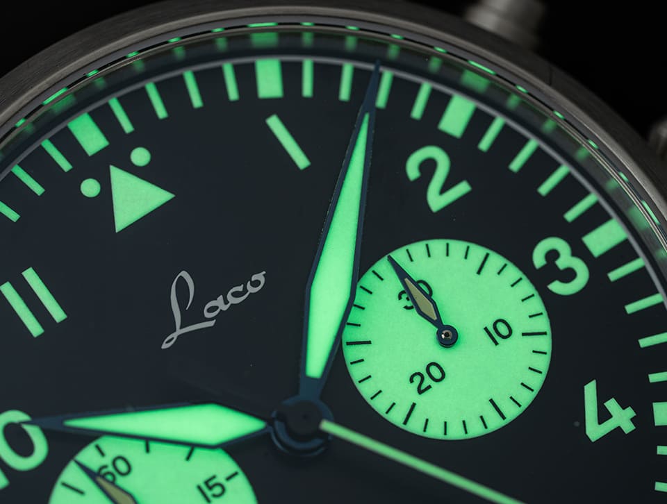 Zifferblatt der Laco Edition 98 bei Nacht
