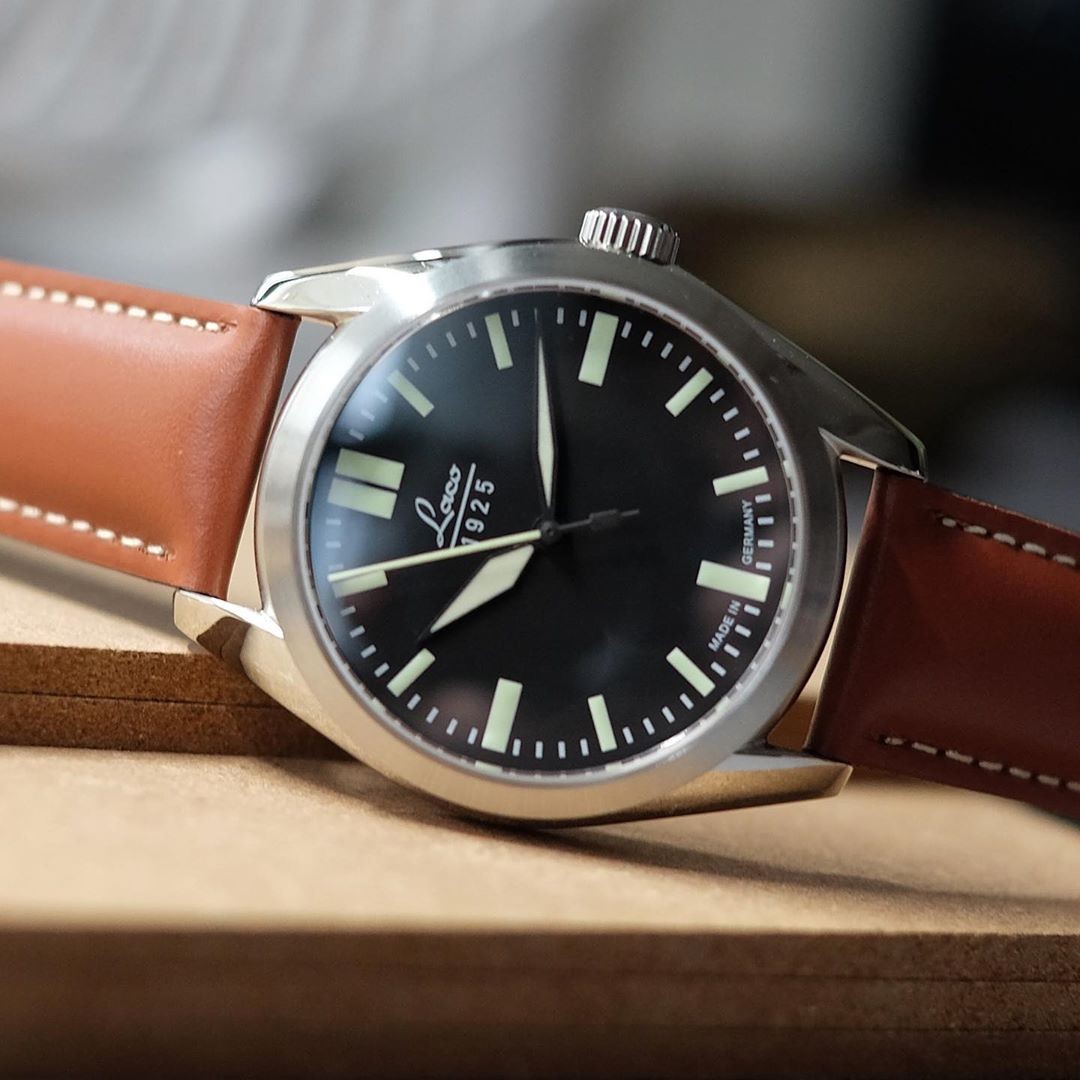 Laco Navy 36. Charming with its clean elegant look.
.
.
.
#laco #lacowatches #madeingermany #germandesign #germany #navywatch #navy36 #maritimecity #redarmywatches #ionorchard #sunteccity #ATRIX #singapore #classic #elegant #class #historical #wellmade #modern #navy #automatic #36mm #clean #simple #versatile #pocketwatchdesign #beautiful