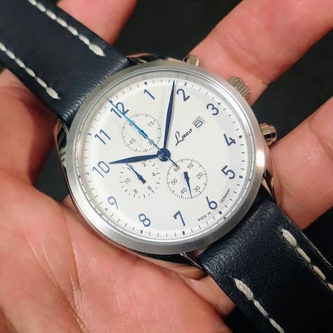 ラコのクロノグラフ「ジルト（ズィルト）」。

ドイツ最北端にある、ジルト（ズィルト）島をイメージしているらしい。深みのあるブルー針とインデックスが美しく、良い意味でラコらしくない。

ムーブメントはMIYOTA（CITIZEN）製。

#Lacowatches
#laco1925
#シチズン
#CITIZEN
#citizenwatch
#ドイツ時計
#quartzwatch
#miyota
#miyotamovement
#quartzchronograph
#腕時計魂