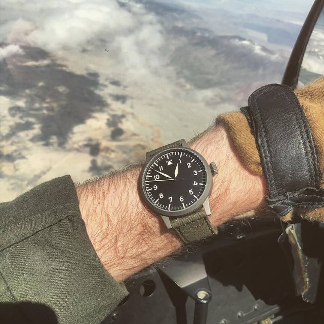 A little #fliegerfriday shot with the laco1925 Saarbrücken over Panamint Valley. #superhornet #watchesofinstagram