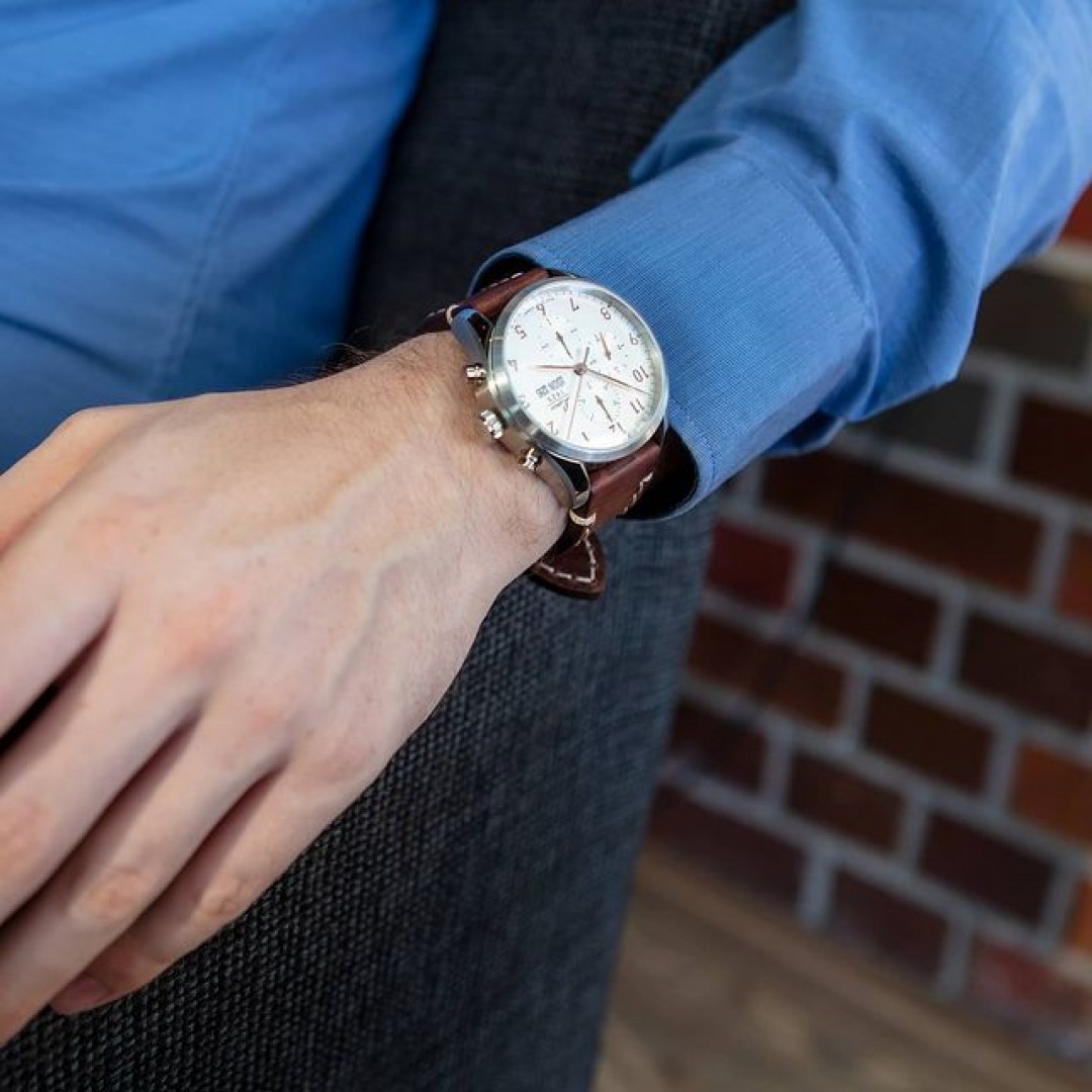 CHRONOGRAPHS - MODEL NEW YORK

This watch has a stainless steel case with a domed sapphire crystal. The silver dial has rosegold coloured numbers and hands. It comes in a black watch box with zipper. 

laco1925 #mylacotime #lacowatches #laco1925 #laco #chronograph #lacopilot #watchesofinstagram #watchlover #dailywatch #potd #timepiece #chrono #uhren #business #watchcollection #watches #madeingermany #watchesoftheday