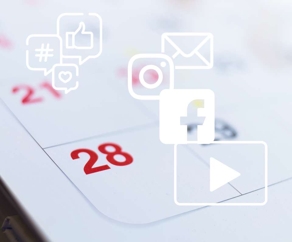 Kalenderansicht mit hervorgehobenem Datum, darüber schwebende Symbole für soziale Medien, E-Mail, Hashtags, Likes und Video-Content.