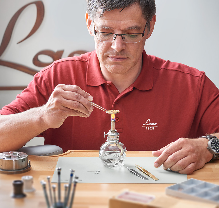 Zeiger bläuen in der Laco Uhren-Manufaktur