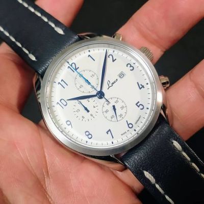 ラコのクロノグラフ「ジルト（ズィルト）」。

ドイツ最北端にある、ジルト（ズィルト）島をイメージしているらしい。深みのあるブルー針とインデックスが美しく、良い意味でラコらしくない。

ムーブメントはMIYOTA（CITIZEN）製。

#Lacowatches
#laco1925
#シチズン
#CITIZEN
#citizenwatch
#ドイツ時計
#quartzwatch
#miyota
#miyotamovement
#quartzchronograph
#腕時計魂