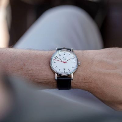 CLASSICS - MODEL HALLE 40

This watch works with the automatic movement LACO 15 and its stainless steel case has a brushed finish. One of the beautiful features is its caseback with mineral crystal.

@laco1925 #laco #lacowatches #laco1925 #mylacotime  #watches #watchesoftheday #madeingermany #uhren #classic #watchesofinstagram #classy #timepiece #summer #watchgeek #watchlover #potd #watchfam #ootd #basic #lacoclassics